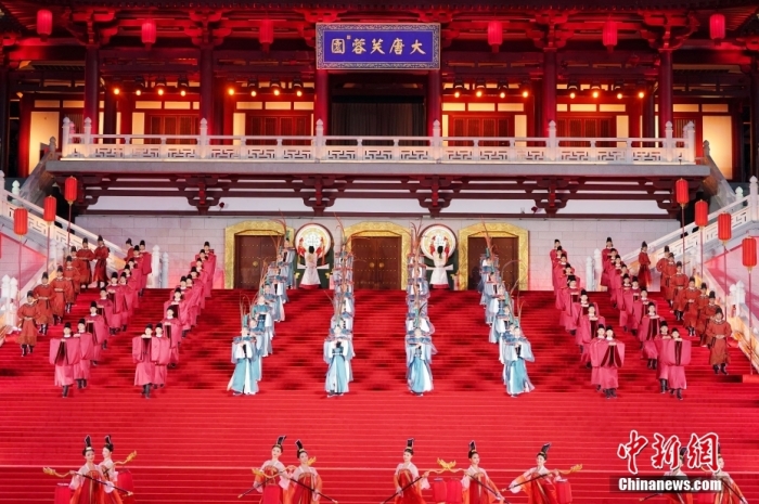 5月18日晚，演員在陜西省西安市大唐芙蓉園舉行的歡迎儀式上表演，迎接出席中國－中亞峰會的貴賓。<a target='_blank' href='/'>中新社</a>記者 毛建軍 攝