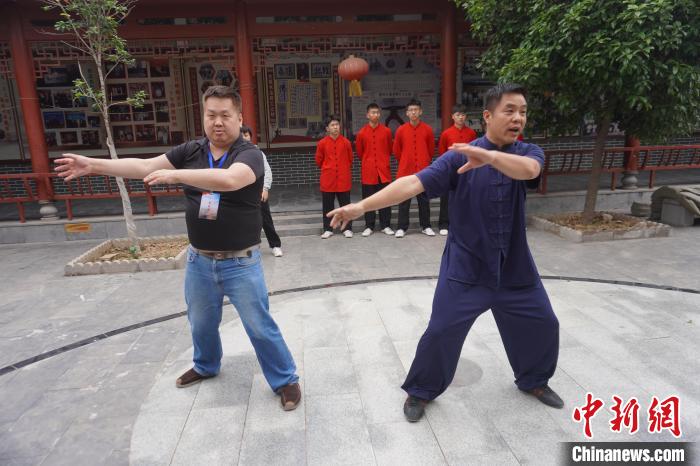 臺(tái)灣自媒體人(左)跟隨教練練習(xí)太極拳?！№n章云 攝