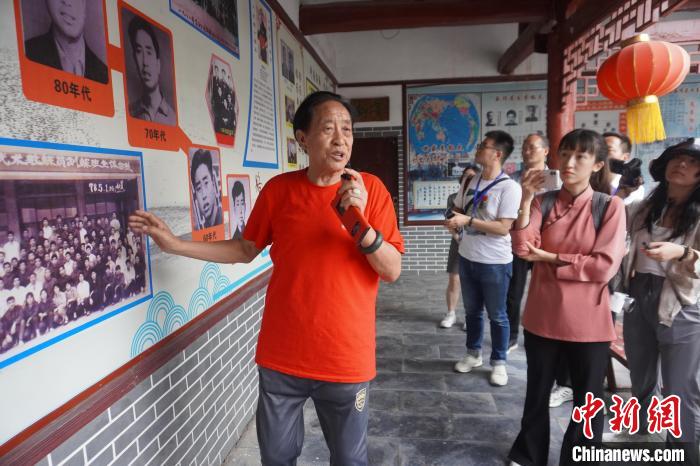朱天才向兩岸媒體介紹太極拳的發(fā)展歷程?！№n章云 攝