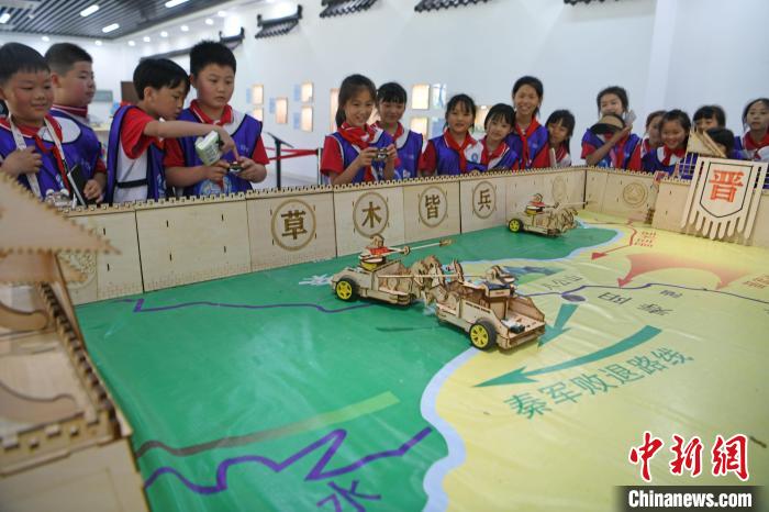 5月20日，淮南市鳳臺(tái)縣第四實(shí)驗(yàn)小學(xué)學(xué)生走進(jìn)淮南市水滴空間勞動(dòng)教育科創(chuàng)基地，通過互動(dòng)游戲?qū)W習(xí)歷史?！￡惐?攝