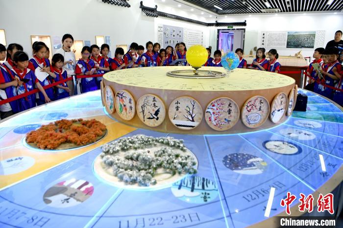 學(xué)生們走進(jìn)淮南市水滴空間勞動(dòng)教育科創(chuàng)基地非遺館，學(xué)習(xí)24節(jié)氣知識(shí)。　陳彬 攝