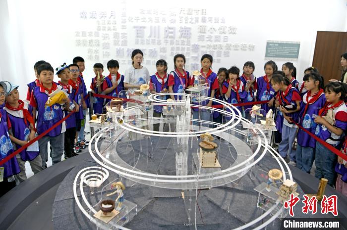 學(xué)生們走進(jìn)淮南市水滴空間勞動(dòng)教育科創(chuàng)基地非遺館，通過模型了解淮南傳統(tǒng)豆腐制作技藝?！￡惐?攝