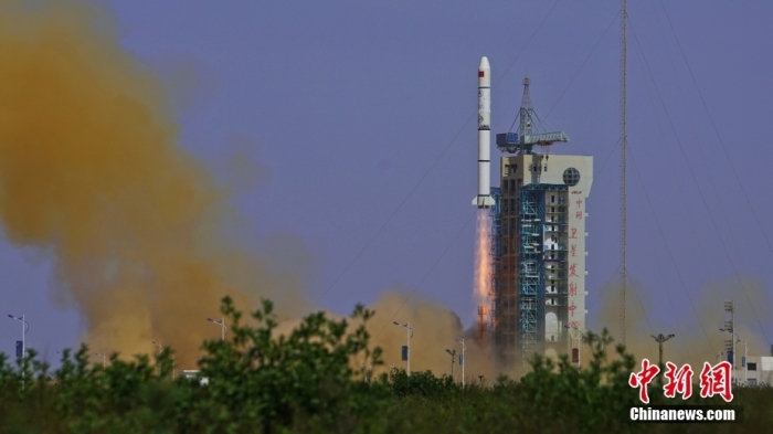 5月21日16時00分，我國在酒泉衛(wèi)星發(fā)射中心采用長征二號丙運載火箭，成功發(fā)射首顆內(nèi)地與澳門合作研制的空間科學(xué)衛(wèi)星“澳門科學(xué)一號”。該衛(wèi)星作為國際首顆低緯度地磁場與空間環(huán)境的科學(xué)探測衛(wèi)星，國內(nèi)地球磁場探測精度最高的衛(wèi)星，將顯著提高我國空間磁測技術(shù)水平。 
此次任務(wù)是長征系列運載火箭第474次發(fā)射。王衡 攝