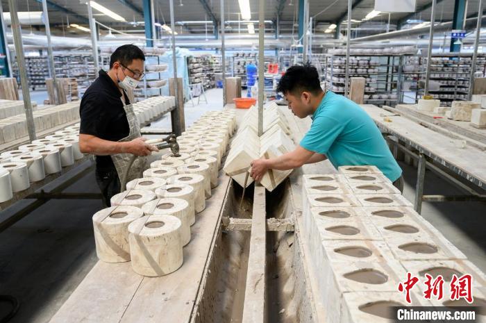 劉上輝正和工人趕制一批銷往俄羅斯、土耳其等國(guó)家的手工陶瓷產(chǎn)品?！№f亮 攝