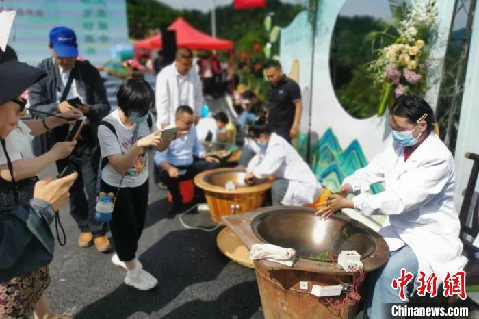 當(dāng)?shù)亍安枞恕爆F(xiàn)場制茶弘揚(yáng)茶文化 喬長姣 攝