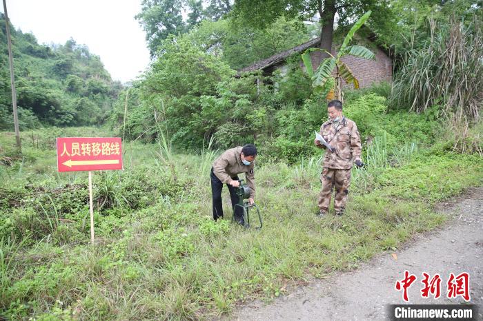 圖為宜州區(qū)在洪水防御和防汛搶險(xiǎn)應(yīng)急演練過(guò)程中，通過(guò)手搖式報(bào)警器預(yù)警方式，提醒民眾轉(zhuǎn)移?！±钌骄?攝