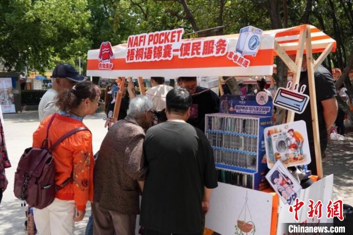 “梧桐語”小型城市客廳作為公益場(chǎng)所，還提供手機(jī)維修、洗衣洗鞋等便民服務(wù)。　朱宇恒 攝