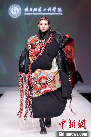 “陜西非遺文化”專題服裝展演亮相中國國際大學(xué)生時(shí)裝周
