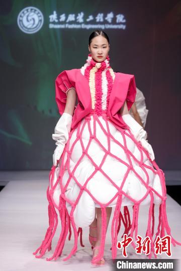 以“遺·跡” 為主題的“陜西非遺文化”專題服裝展演作品驚艷2023中國國際大學(xué)生時(shí)裝周?！≈袊鴩H大學(xué)生時(shí)裝周組委會 攝