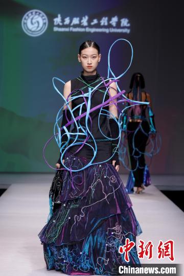 以“遺·跡” 為主題的“陜西非遺文化”專題服裝展演作品驚艷2023中國國際大學(xué)生時(shí)裝周?！≈袊鴩H大學(xué)生時(shí)裝周組委會 攝