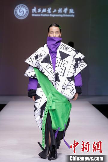 以“遺·跡” 為主題的“陜西非遺文化”專題服裝展演作品驚艷2023中國國際大學(xué)生時(shí)裝周。　中國國際大學(xué)生時(shí)裝周組委會 攝