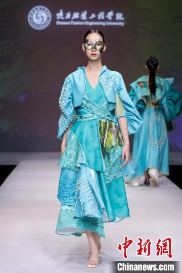以“遺·跡” 為主題的“陜西非遺文化”專題服裝展演作品驚艷2023中國國際大學(xué)生時(shí)裝周。　中國國際大學(xué)生時(shí)裝周組委會 攝