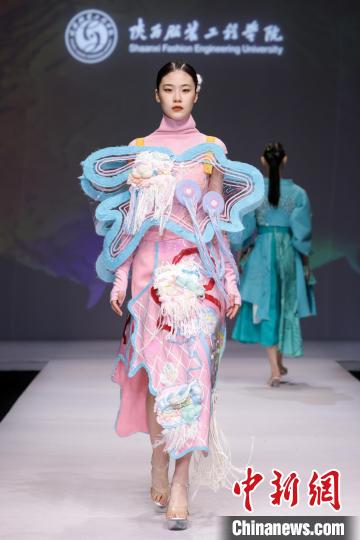 以“遺·跡” 為主題的“陜西非遺文化”專題服裝展演作品驚艷2023中國國際大學(xué)生時(shí)裝周?！≈袊鴩H大學(xué)生時(shí)裝周組委會 攝
