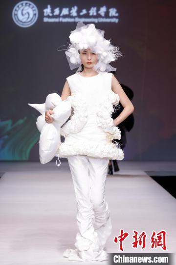 以“遺·跡” 為主題的“陜西非遺文化”專題服裝展演作品驚艷2023中國國際大學(xué)生時(shí)裝周?！≈袊鴩H大學(xué)生時(shí)裝周組委會 攝