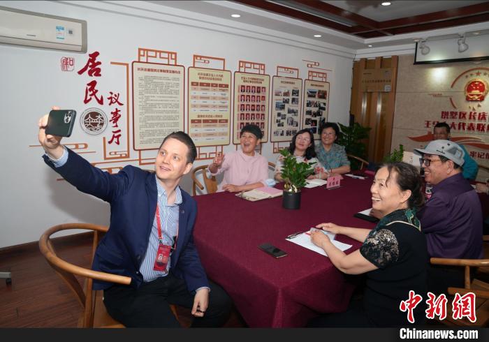 外籍人士體驗基層協(xié)商民主?！⊥垒W欽 攝