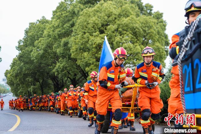 接到總隊拉動后，徐匯支隊地震輕型救援隊60余人立即響應(yīng)集結(jié)?！∩虾Ｊ行靺R區(qū)消防救援支隊供圖