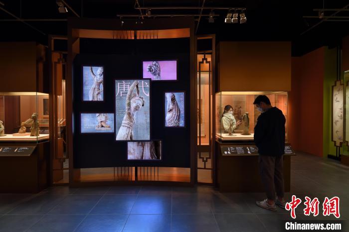 圖為“眾里尋她——南京博物院藏中國古代女性文物展”展覽。　香港特區(qū)政府新聞網(wǎng) 攝