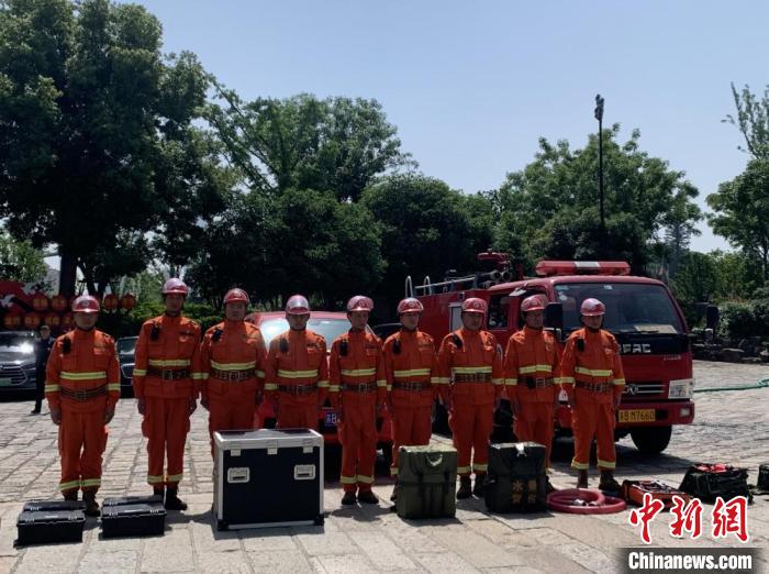 惠山古鎮(zhèn)歷史文化街區(qū)配備了專業(yè)消防人員?！O權(quán) 攝