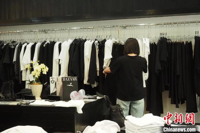 羅丹在村里的服裝店?！∏f源供圖