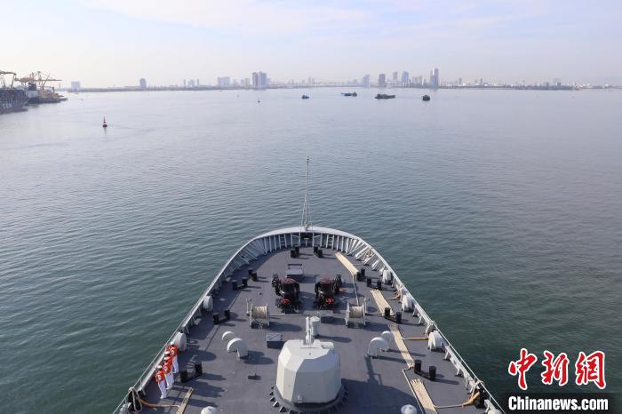 圖為戚繼光艦抵達(dá)越南進(jìn)行友好訪(fǎng)問(wèn)。　黎明宇 攝