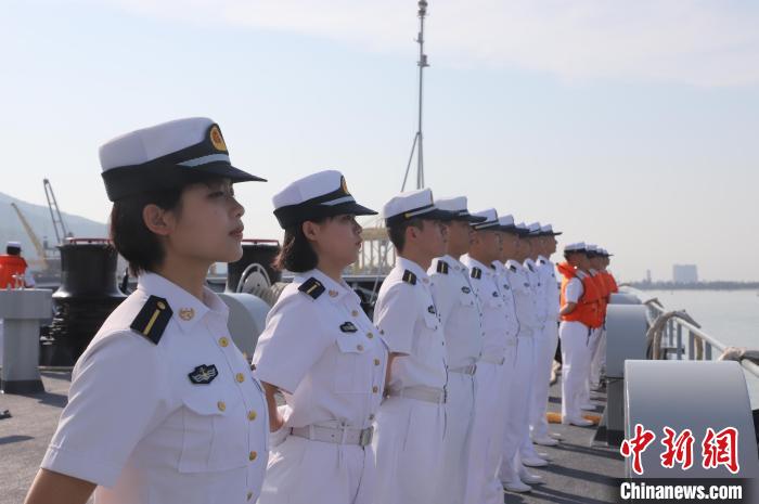 圖為海軍官兵分區(qū)列隊(duì)?！珓P淳 攝