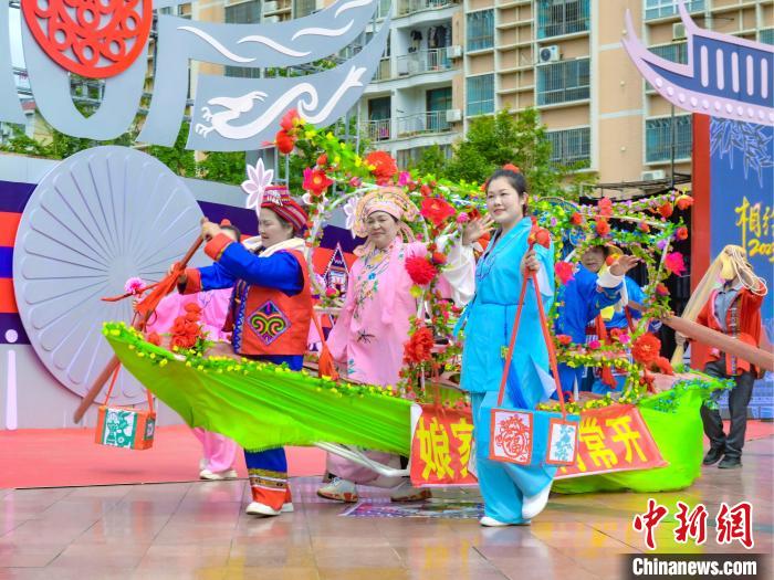 綏寧特色歌舞節(jié)目上演，展現(xiàn)“娘家彩船門常開”?！「毒窜?攝