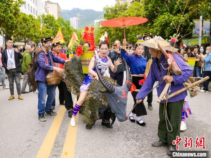 四月八姑娘節(jié)活動有著濃郁的民族風情?！〗棇幮麄鞑?供圖