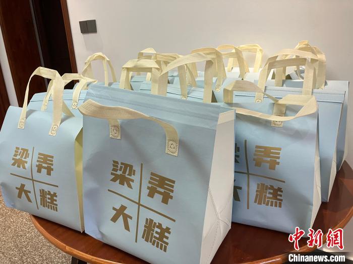 包裝好、準(zhǔn)備銷(xiāo)售的梁弄大糕 胡豐盛 攝