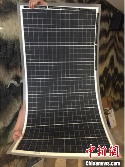 柔性單晶硅太陽(yáng)電池組件成功應(yīng)用于臨近空間飛行器、光伏建筑一體化、車(chē)載光伏等領(lǐng)域?！≈锌圃荷虾Ｎ⑾到y(tǒng)所 供圖
