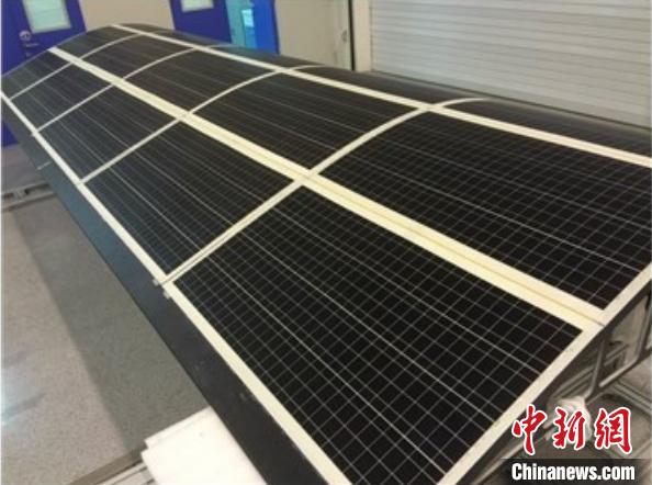 柔性單晶硅太陽(yáng)電池組件成功應(yīng)用于臨近空間飛行器、光伏建筑一體化、車(chē)載光伏等領(lǐng)域?！≈锌圃荷虾Ｎ⑾到y(tǒng)所 供圖