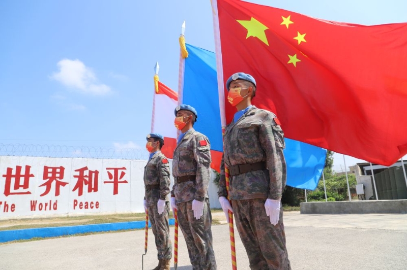 2022年8月3日，在黎巴嫩南部省提爾市的中國維和部隊營地，中國維和官兵參加中國第20批與第21批赴黎巴嫩維和部隊指揮權力交接儀式。（圖源：新華網）