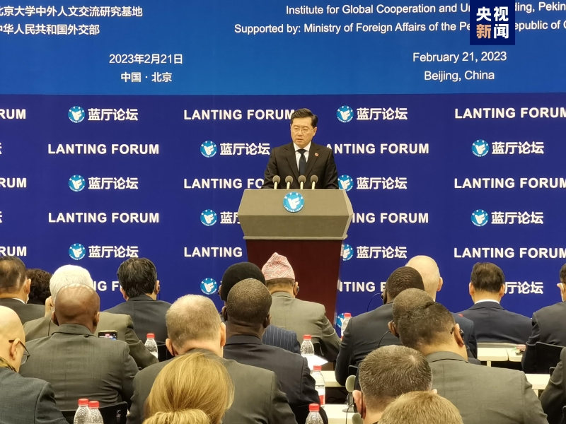 2023年2月21日，外交部長秦剛出席“全球安全倡議：破解安全困境的中國方案”藍廳論壇開幕式并發(fā)表主旨演講。（圖源：央視新聞）
