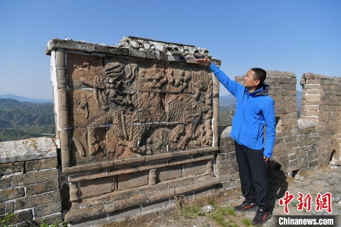“長城老郭”展示金山嶺長城的麒麟影壁?！〉杂鸺?攝
