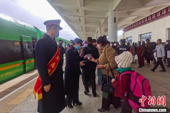 日喀則火車站工作人員引導(dǎo)乘客乘坐高原復(fù)興號(hào)?！《飞降?攝
