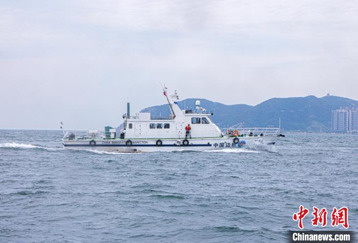 5月25日，大連邊檢站執(zhí)法人員駕巡邏艇正在海上進(jìn)行巡航執(zhí)法。　李征 攝