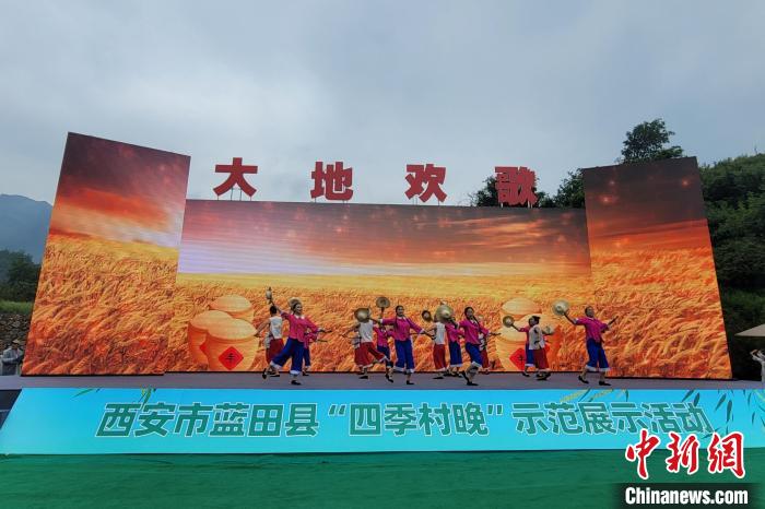 圖為現(xiàn)場(chǎng)精彩的表演?！“⒘漳?攝