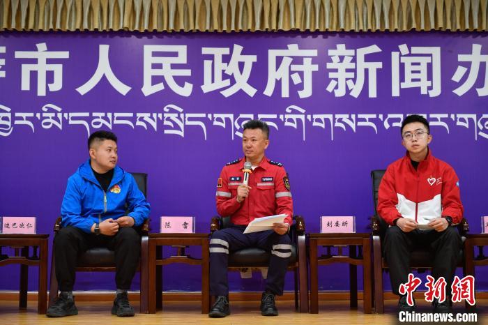 圖為拉薩市青年志愿救援隊(duì)代表陳雷(中)正在分享志愿服務(wù)經(jīng)歷?！∝暩聛硭?攝