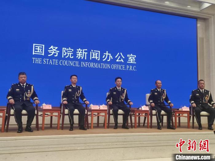 他們代表中國(guó)警察，向中外記者講述平安中國(guó)故事