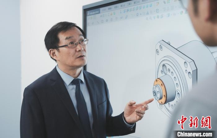 為飛機(jī)、火箭制“外衣”他們?cè)凇半u蛋殼”上“雕花”