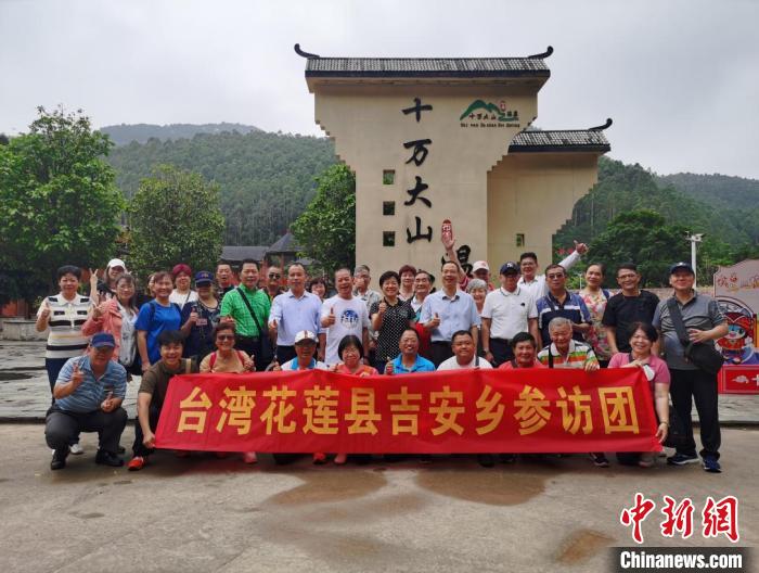 圖為參訪團(tuán)考察上思縣十萬大山布透溫泉時合影留念?！↑S小燕 攝