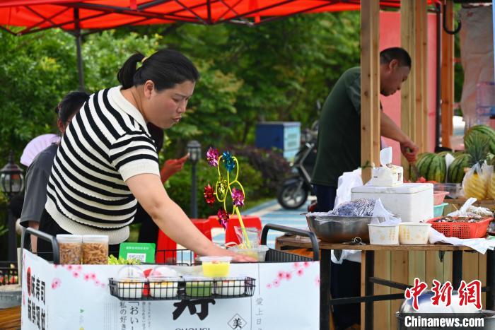 上金貝村村民擺攤售賣畬族美食。　余汕康 攝