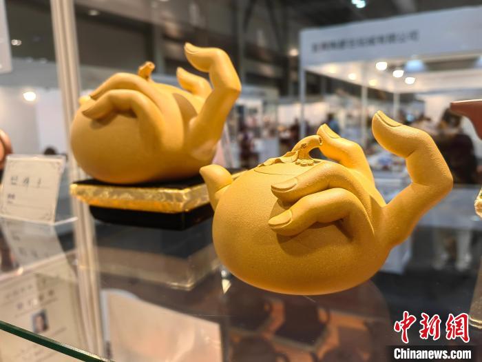 圖為周汝平紫砂作品“佛手”。　劉大煒 攝