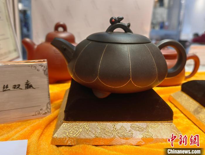 圖為周汝平紫砂作品“雙贏”?！⒋鬅?攝