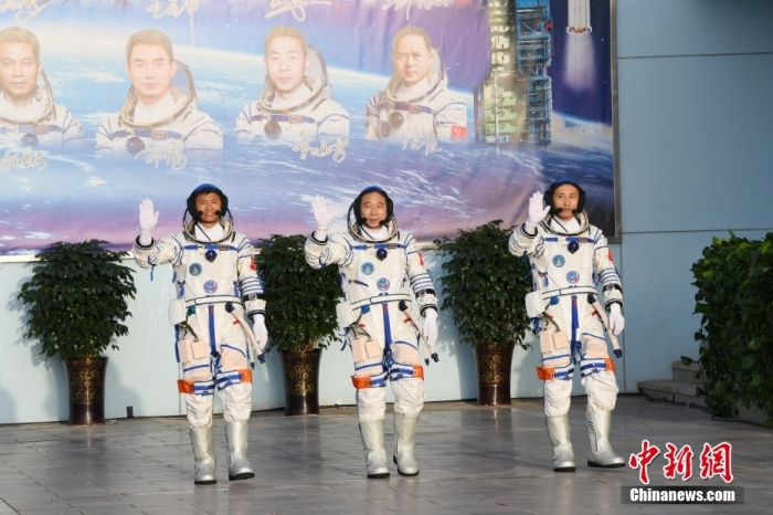 北京時間2023年5月30日6時42分，神舟十六號載人飛行任務(wù)航天員乘組出征儀式在酒泉衛(wèi)星發(fā)射中心問天閣圓夢園廣場舉行。6時44分，中國載人航天工程總指揮、空間站應(yīng)用與發(fā)展階段飛行任務(wù)總指揮部總指揮長許學(xué)強下達(dá)出發(fā)命令，景海鵬、朱楊柱、桂海潮3名航天員領(lǐng)命出征。汪江波 攝