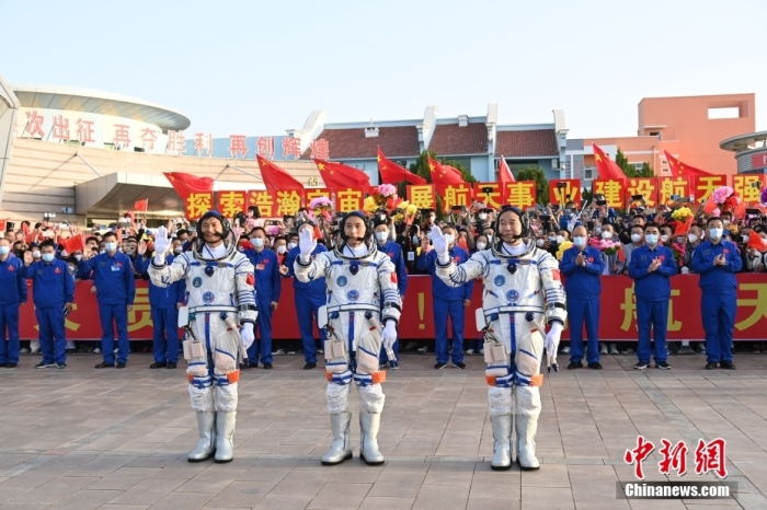 北京時(shí)間2023年5月30日6時(shí)42分，神舟十六號(hào)載人飛行任務(wù)航天員乘組出征儀式在酒泉衛(wèi)星發(fā)射中心問(wèn)天閣圓夢(mèng)園廣場(chǎng)舉行。6時(shí)44分，中國(guó)載人航天工程總指揮、空間站應(yīng)用與發(fā)展階段飛行任務(wù)總指揮部總指揮長(zhǎng)許學(xué)強(qiáng)下達(dá)出發(fā)命令，景海鵬、朱楊柱、桂海潮3名航天員領(lǐng)命出征。汪江波 攝