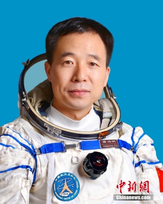 這是我國第三批航天員將首次執(zhí)行飛行任務，也是我國航天員隊伍“新成員”——航天飛行工程師和載荷專家的“首秀”。圖為指令長景海鵬。中國載人航天工程辦公室 供圖