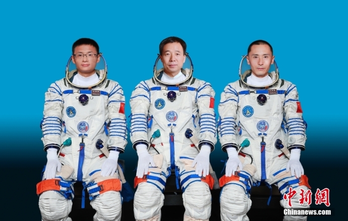 5月29日，據(jù)中國載人航天工程辦公室消息，經(jīng)空間站應(yīng)用與發(fā)展階段飛行任務(wù)總指揮部研究決定，神舟十六號航天員乘組由指令長景海鵬、航天飛行工程師朱楊柱、載荷專家桂海潮3名航天員組成。中國載人航天工程辦公室 供圖