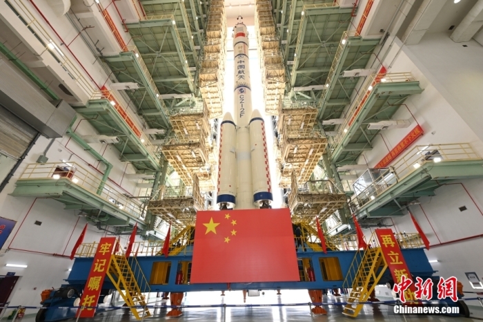 北京時(shí)間5月22日，據(jù)中國載人航天工程辦公室消息，神舟十六號(hào)載人飛船與長征二號(hào)F遙十六運(yùn)載火箭組合體已轉(zhuǎn)運(yùn)至發(fā)射區(qū)。目前，發(fā)射場設(shè)施設(shè)備狀態(tài)良好，后續(xù)將開展發(fā)射前的各項(xiàng)功能檢查、聯(lián)合測試等工作，計(jì)劃近日擇機(jī)實(shí)施發(fā)射。汪江波 攝