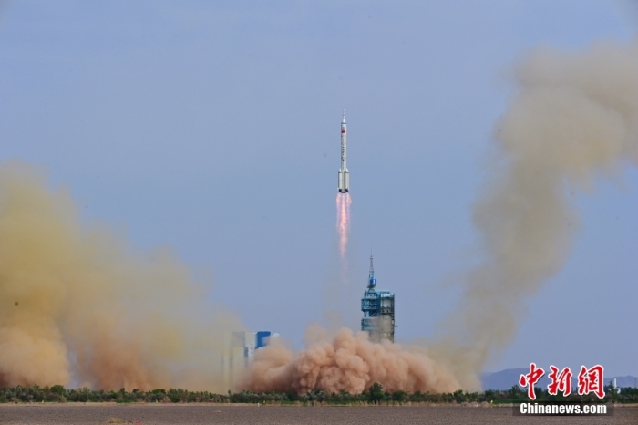 北京時間5月30日9時31分，搭載神舟十六號載人飛船的長征二號F遙十六運載火箭在酒泉衛(wèi)星發(fā)射中心點火發(fā)射，約10分鐘后，神舟十六號載人飛船與火箭成功分離，進(jìn)入預(yù)定軌道，航天員乘組狀態(tài)良好，發(fā)射取得圓滿成功。汪江波 攝