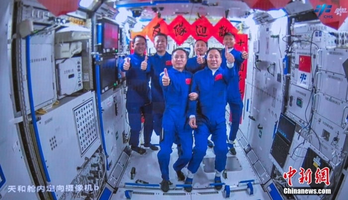 圖為神舟十五號(hào)航天員乘組與神舟十六號(hào)航天員乘組“全家?！薄Ｖ袊d人航天工程辦公室 供圖